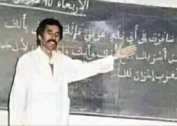 صورة لمعلم جزائري عمرها 35 عامًا تثير موجة من الاعجاب
