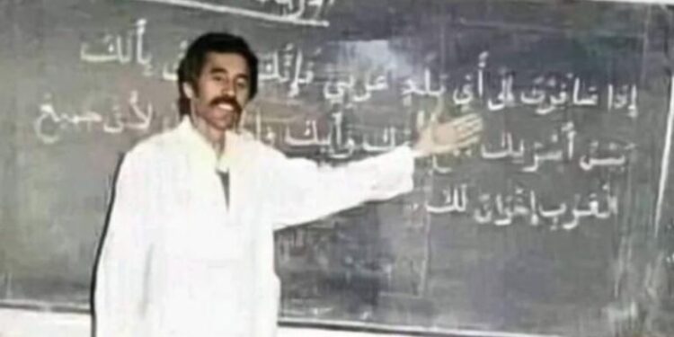 صورة لمعلم جزائري عمرها 35 عامًا تثير موجة من الاعجاب