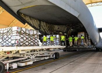 الإمارات ترسل اغاثات الى السودان بـ (115 طنا من الإمدادات الطبية والغذائية)