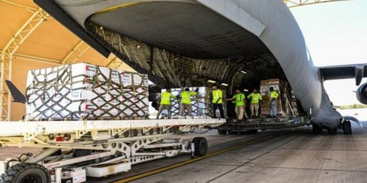 الإمارات ترسل اغاثات الى السودان بـ (115 طنا من الإمدادات الطبية والغذائية)