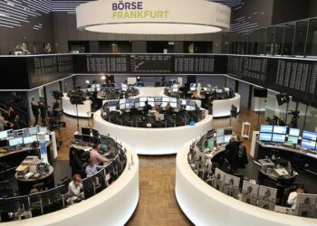 اتفاق سقف الدين المبدئي يقود مكاسب للأسواق الأوروبية