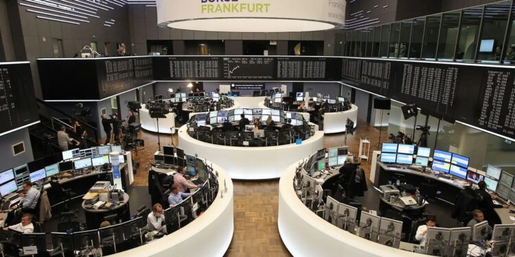 اتفاق سقف الدين المبدئي يقود مكاسب للأسواق الأوروبية