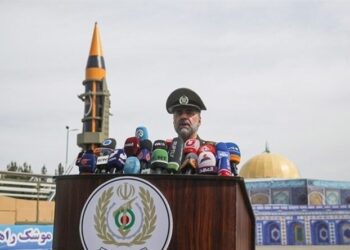 وزير الدفاع الإيراني .. سنكشف عن صواريخ باليستية جديدة في المستقبل القريب