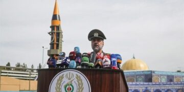 وزير الدفاع الإيراني .. سنكشف عن صواريخ باليستية جديدة في المستقبل القريب