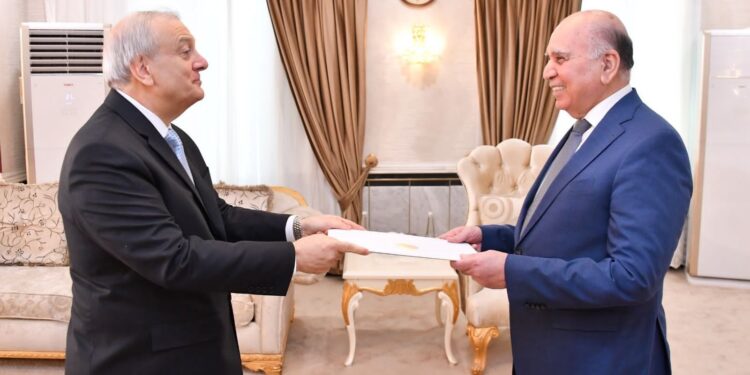 وزير الخارجية يتسلم أوراق اعتماد 10 سفراء جدد