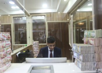 مصرف عراقي في لبنان موظفيها “يعلنون الإضراب” لــقلة الأجور