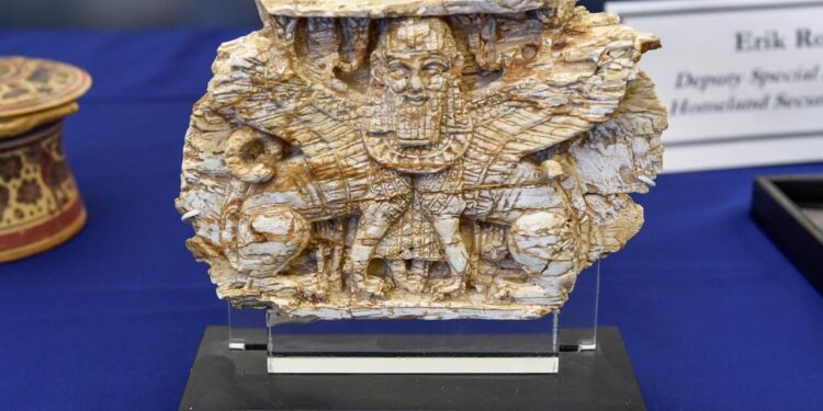 العراق يتطلع إلى “تعاون دولي” لاستعادة آثاره وإيقاف المتاجرة غير المشروعة به