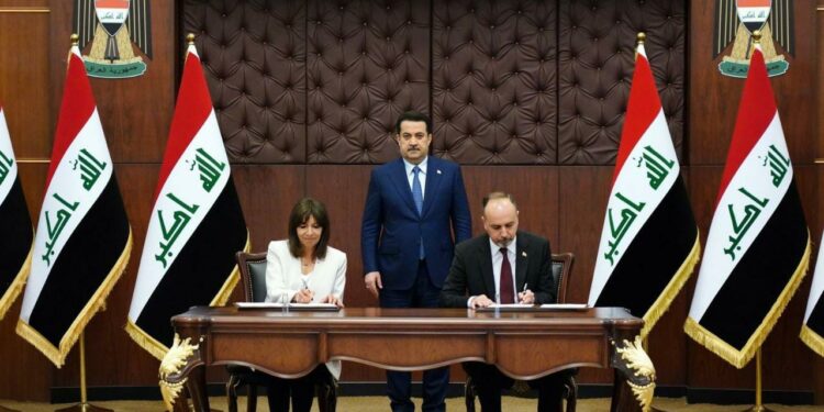 العراق وباريس يوقعان “مذكرة تفاهم لتعزيز التعاون وتبادل الخبرات”