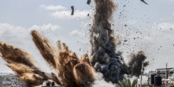 إطلاق صواريخ فلسطينية مضادة للطائرات وإسرائيل تواصل غاراتها على غزة