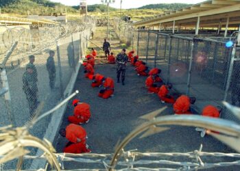 سجين في غوانتانامو يكشف بالصور أساليب التعذيب الوحشي و “الأمم المتحدة تندد”