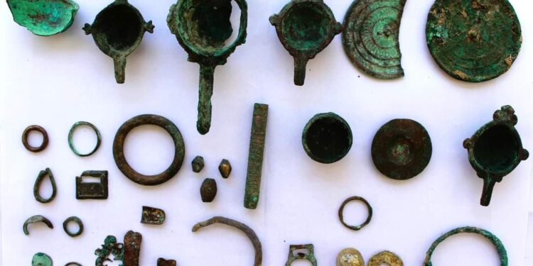 عراقي يســـلم 336 قطعة أثرية للجهات المختصة