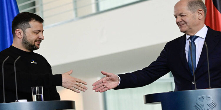 زيلينسكي في برلين لــ(حشد مزيد من الدعم العسكري)