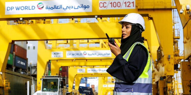 إطلاق أول خدمة “للشحن المباشر” بين الإمارات والعراق