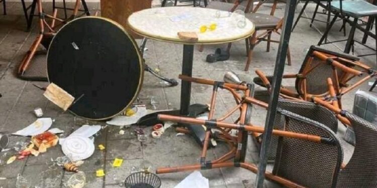 تل ابيب .. هلع وسقوط جرحى بسبب “صرصور”