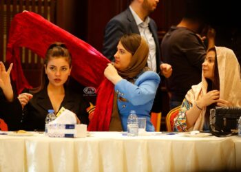 حجاب صحافيات لبنانيات في “حضرة وزير الخارجية الإيراني” يثير الجدل