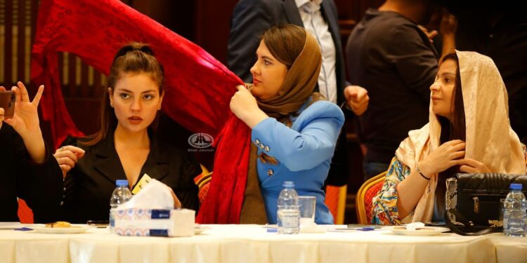 حجاب صحافيات لبنانيات في “حضرة وزير الخارجية الإيراني” يثير الجدل