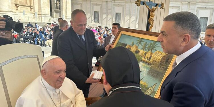 العيداني يقدم لوحة عراقية هدية الى البابا