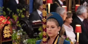 رئيس المجلس الملكي تتباهي بحمل سيف وزنه 4 كيلو في تتويج تشارلز