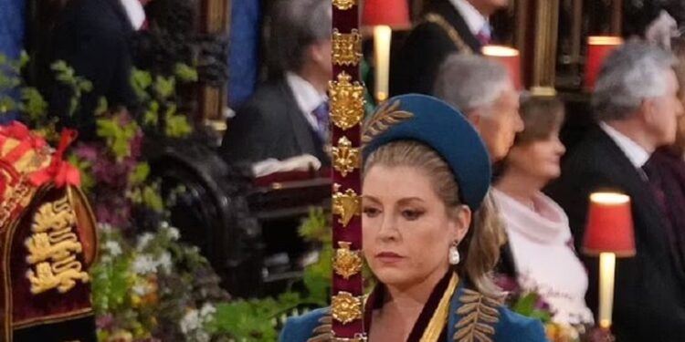 رئيس المجلس الملكي تتباهي بحمل سيف وزنه 4 كيلو في تتويج تشارلز