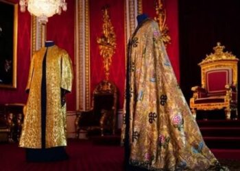 العباءة الذهبية للمك تشارلز خلال مراسم التتويج