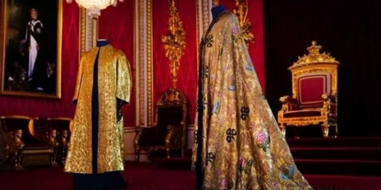العباءة الذهبية للمك تشارلز خلال مراسم التتويج