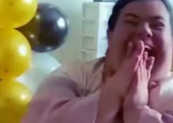 ردة فعل مبهجة لطفلة مصابة بـ (داون استقبلت تهنئة شقيقتها بالنجاح)