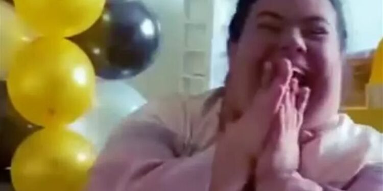 ردة فعل مبهجة لطفلة مصابة بـ (داون استقبلت تهنئة شقيقتها بالنجاح)