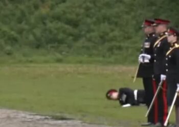 بالفيديو .. جر جندي بريطاني في الوحل بعد سقوطه خلال تتويج تشارلز