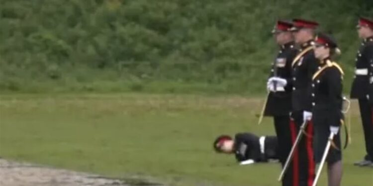 بالفيديو .. جر جندي بريطاني في الوحل بعد سقوطه خلال تتويج تشارلز