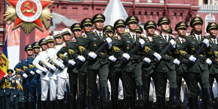 دعابة عن الجيش الصيني تكلـــف شركة للأعمال الكوميدية غرامة (2 مليون دولار)