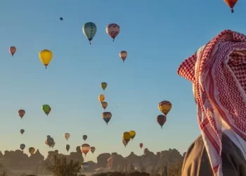 60 منطادًا ملونًا تشكل لوحات جمالية في السعودية