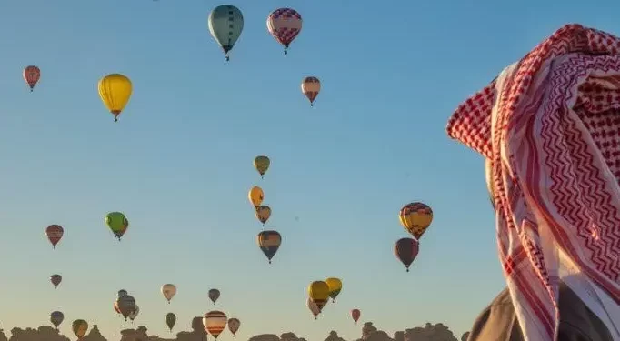 60 منطادًا ملونًا تشكل لوحات جمالية في السعودية