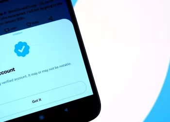 مستخدمون ينجحون في “استغلال ثغرة” في تويتر لاستعادة علامة التحقق الزرقاء