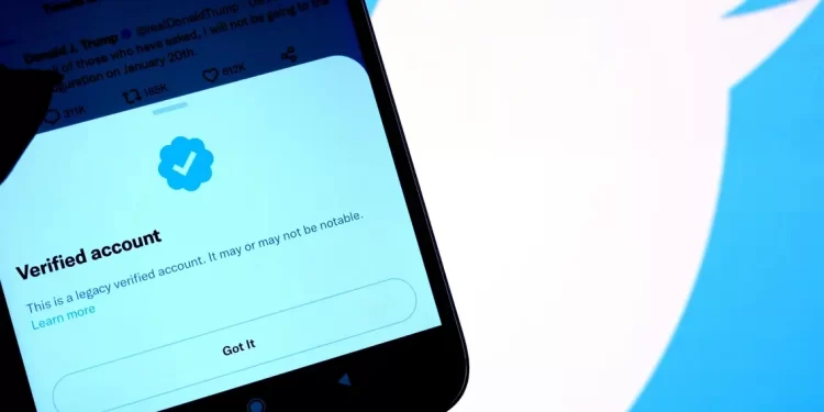 مستخدمون ينجحون في “استغلال ثغرة” في تويتر لاستعادة علامة التحقق الزرقاء