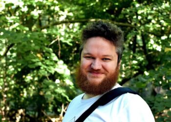 رجل بريطاني يكتشف أن لديه (7 أخوة) بعد إجرائه تحليلا للحمض النووي