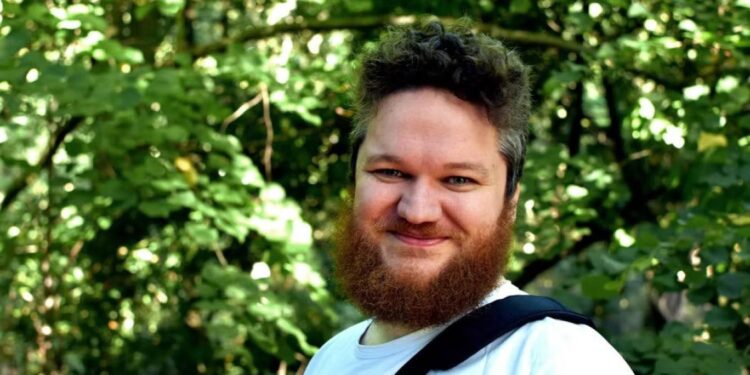 رجل بريطاني يكتشف أن لديه (7 أخوة) بعد إجرائه تحليلا للحمض النووي