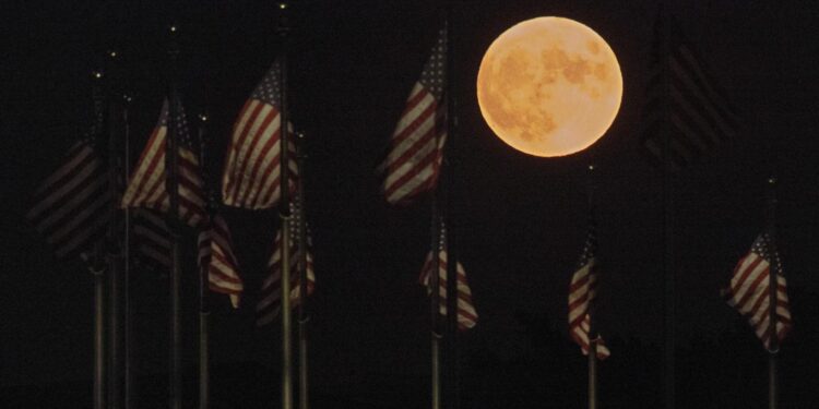 عندما فكرت أميركا بتفجير القمر