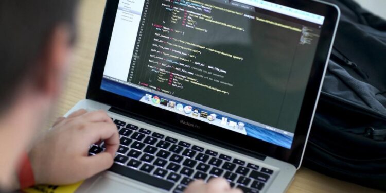 الإجهاد الرقمي يهدد الموظفين بــ”فقدان الكفاءة والتحليل”