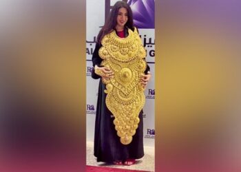 سعودية ترتدي 15 كيلو ذهب … وزن طفل في رقبتها