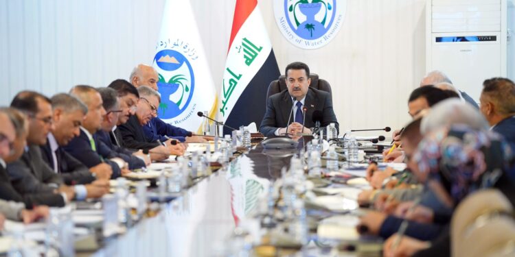 السوداني يزور وزارة الموارد المائية ويجتمع بهيأة الرأي فيها