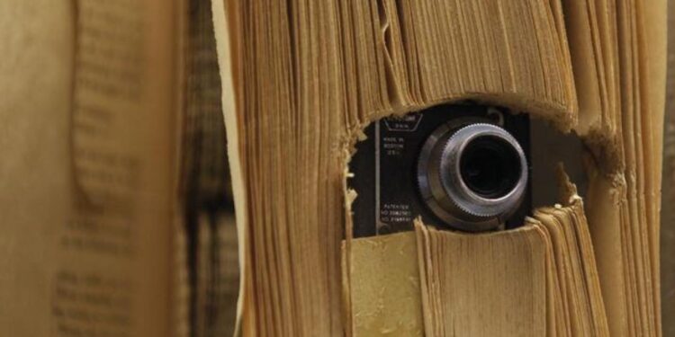 كندا .. امرأة تعثر على (كاميرا مخفية) في حمام شقة مستأجرة