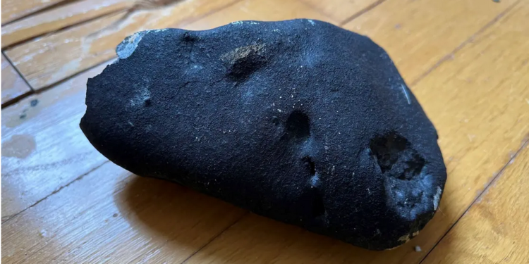 نيزك عمره 5 مليارات سنة يخترق سطح منزل