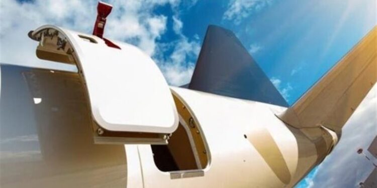 رجل يفتح باب طائرة أثناء تحليقها