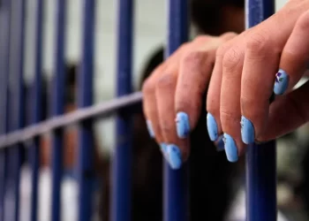 بغداد .. القبض على المدعوة “نونة” ,, تقود شبكة لاستدراج الفتيات وتبيعهن وتهربهن خارج البلاد