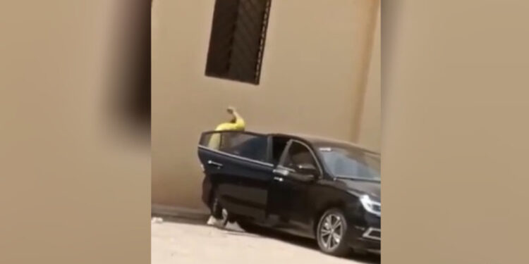 السعودية .. جريمة في مكان عام توقع بصاحبها , تم تصويرها بالفيديو