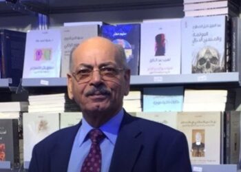 شاعر عراقي يحصد جائزة زايد للكتاب
