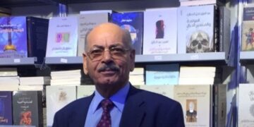 شاعر عراقي يحصد جائزة زايد للكتاب