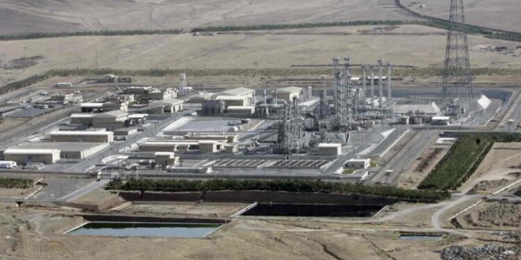 مسؤولون إسرائيليون يتوجهون إلى واشنطن لــ(بحث الملف النووي الإيراني)