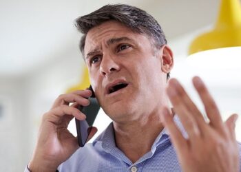 التحدّث مطولاً في الهاتف يسبب لك ارتفاع ضغط الدم