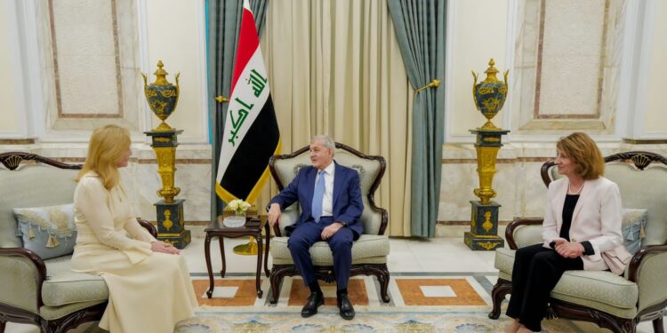 رئيس الجمهورية يتسلم رسالة من الملك تشارلز الثالث .. صور